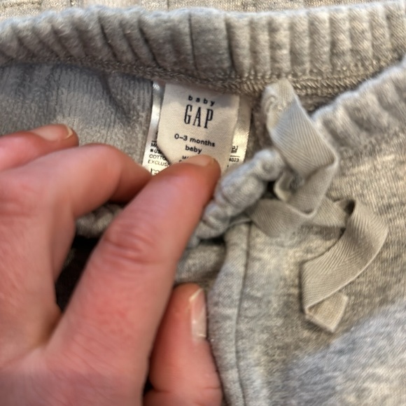 Baby Gap 0-3 mo grey fleece lines zip up hoodie and sweatpants - Picture 3 of 5